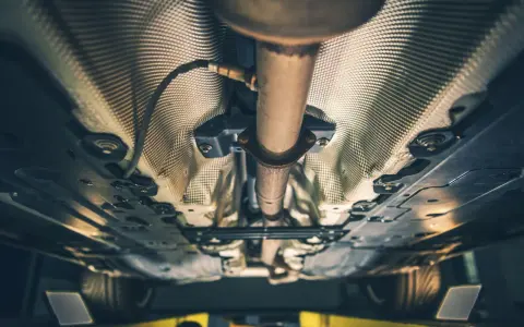 Sottoscocca di un'auto diesel con sistema di scarico e isolamento termico. Si percepisce la potenza dei vuoti in accelerazione.