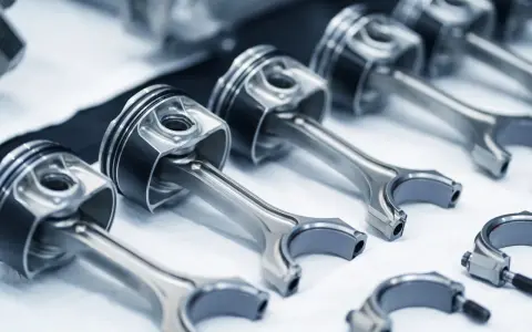 Coppia motore: pistoni e bielle in primo piano, pronti per un assemblaggio di precisione.