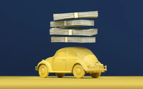 Un'auto gialla sotto quattro pile di banconote. Forse questi sono i veri "cavalli" di una macchina, il denaro necessario per acquistarla.