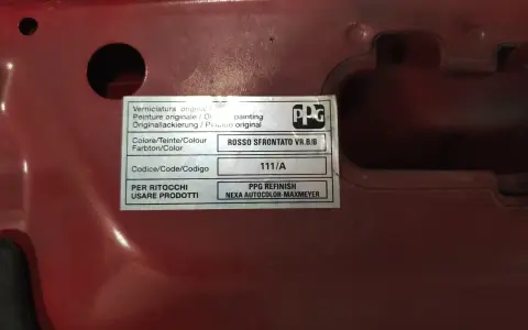 Etichetta su Fiat 500 rossa: codice colore "Rosso Sfrontato VR.B/B", codice 111/A.