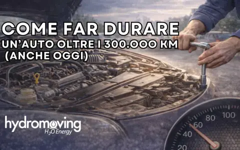 Un meccanico lavora sul motore di un'auto. L'immagine suggerisce come un motore diesel possa superare i 300.000 km.