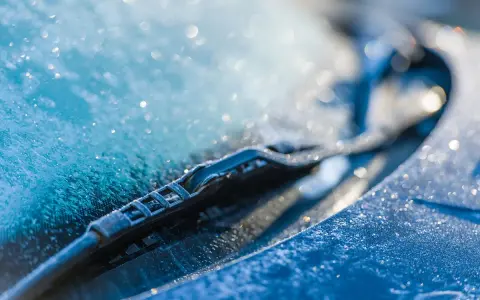 Ghiaccio sul parabrezza e tergicristallo. Un'idea per il tuo liquido lavavetri auto fai da te.