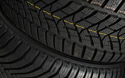 Gomme invernali con battistrada profondo e linea gialla, pronte per affrontare anche 20 gradi di caldo inaspettato.