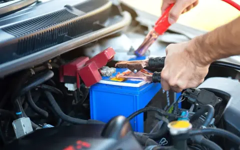 Collegamento cavi batteria auto, forse per risolvere i sintomi di una batteria in corto.