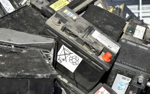 Pile di batterie per auto usate, pronte per il corretto smaltimento. Dove smaltire batteria auto? In centri di raccolta specializzati.