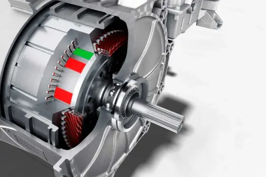 Sezione di un motore elettrico che mostra come è fatto: rotore con magneti rossi e verdi, statore con avvolgimenti rossi e albero motore.