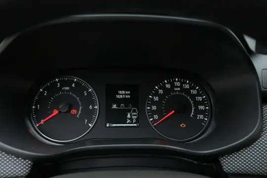 Cruscotto di un'auto ibrido in serie: tachimetro, contagiri, indicatore carburante e display digitale con chilometraggio.