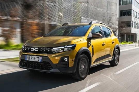 Dacia Sandero Stepway gialla in movimento. Per sapere gpl ogni quanto andare a benzina, controlla il computer di bordo.
