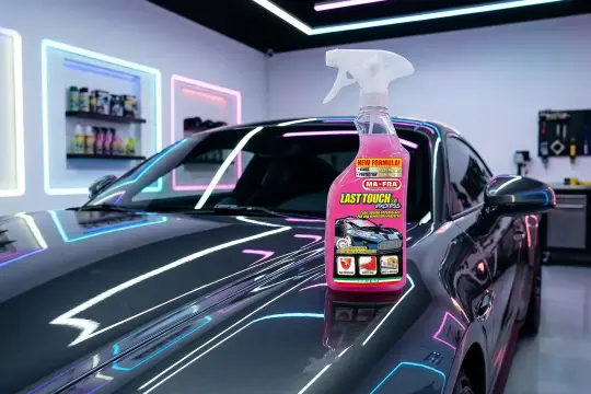 Un'auto scura riflette luci al neon, mentre una bottiglia di cera per auto promette una finitura perfetta con la sua color magic.