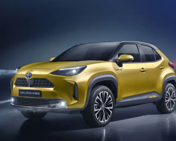 Toyota Yaris Cross Hybrid gialla, con dettagli che suggeriscono la corretta pressione gomme yaris cross per un'ottimale tenuta di strada.