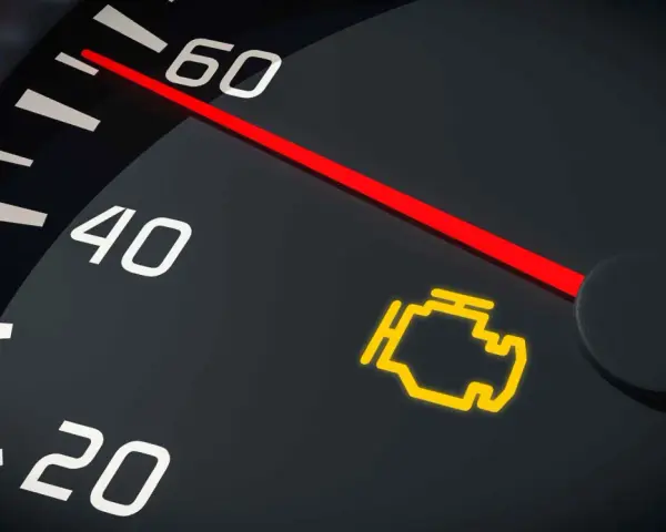 Cruscotto con spia del motore lampeggiante accesa. L'ago rosso indica un valore tra 40 e 60.