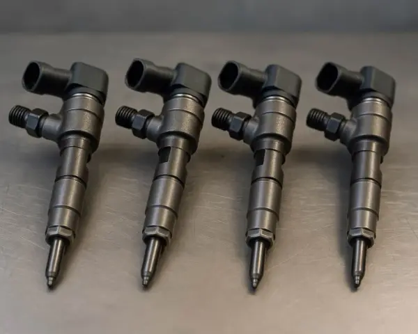 Quattro iniettori common rail, componenti cruciali per evitare problemi ai motori diesel.