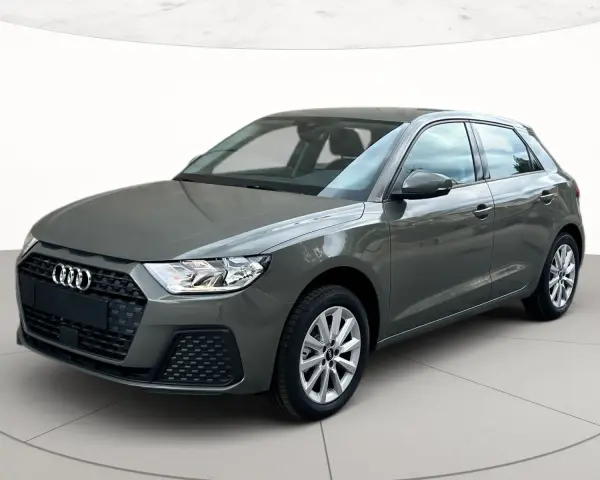 Audi A1 in un elegante color titanio, con linee moderne e cerchi in lega argentati.