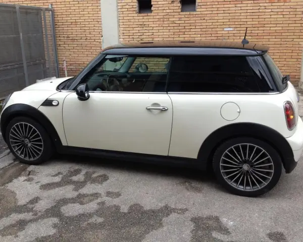 Mini Cooper bianca con tetto nero, cerchi in lega. Il codice colore si trova solitamente su un'etichetta nel vano motore o nel montante della portiera.