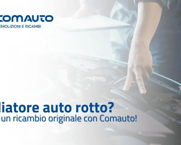 Meccanico controlla motore auto, suggerendo ricambi originali Comauto per risolvere problemi di perdita liquido refrigerante.