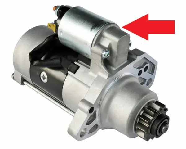 Il motorino d'avviamento con il suo solenoide, cos'è e come funziona. La freccia rossa indica il solenoide.
