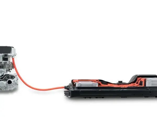 Componenti di un'auto elettrica: motore e pacco batterie. I cavalli e i kW sul libretto definiscono la potenza.