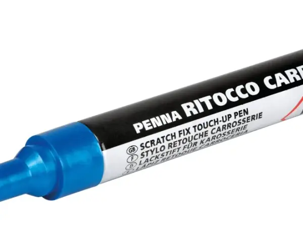 Pennarello per carrozzeria auto funziona per ritoccare graffi. Il tappo blu è accanto.