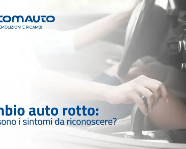Mano che muove la leva del cambio, un componente essenziale della trasmissione, per riconoscere i sintomi di un cambio auto rotto.