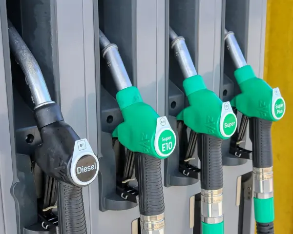 Pompe di gas e benzina: una nera per il Diesel, tre verdi per Super E10, Super e Super Plus.
