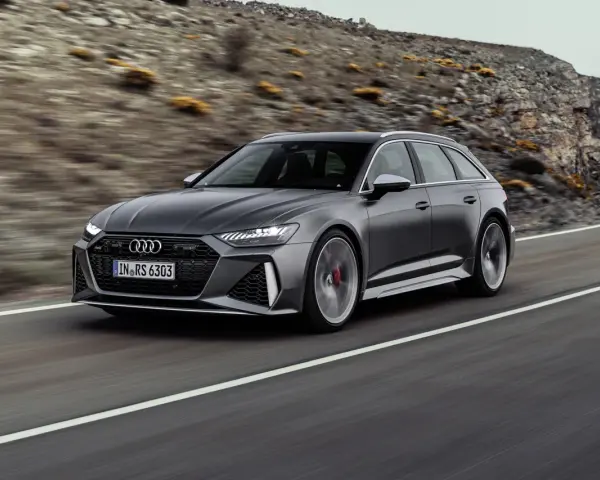 Audi RS6 grigia su strada tortuosa. Il codice colore Audi dove si trova? Sulla targhetta nel vano motore o sul libretto.
