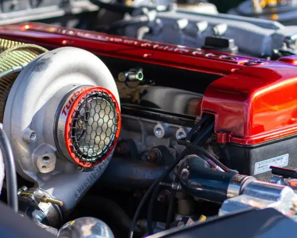 Motore con turbocompressore cromato e coperchio valvole rosso lucido. La differenza tra motore aspirato e turbo è evidente in questa immagine.