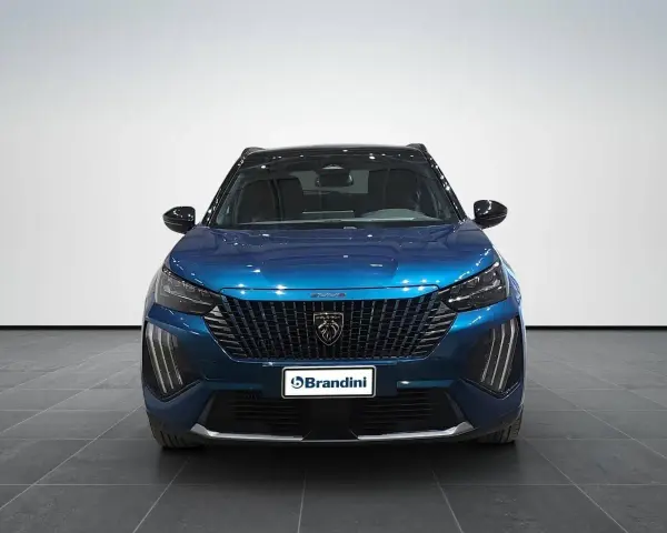 Peugeot 2008 blu, con griglia frontale e logo distintivo. Ideale per chi cerca informazioni sulla pressione gomme peugeot 2008.