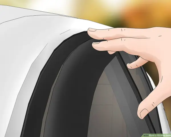 Mano che posiziona un deflettore auto, accessorio utile per migliorare il comfort di guida.