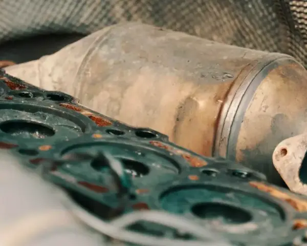 Parti del motore e un filtro antiparticolato intasato, con i rischi che comporta per le prestazioni del veicolo.