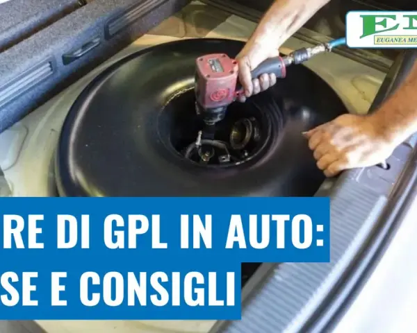 Meccanico lavora sul serbatoio GPL dell'auto. Se senti odore di GPL, potrebbe esserci un problema.