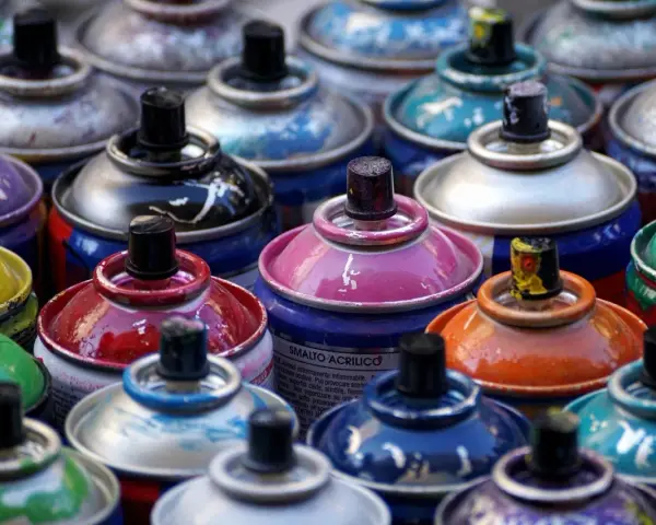 Bombolette spray colorate, pronte per verniciare con bomboletta spray su ferro. Diverse tonalità e segni d'uso.