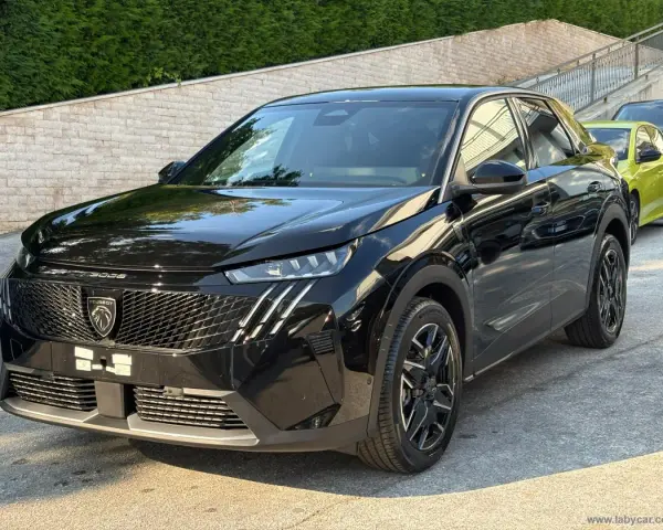 Nuova Peugeot 3008 nera lucida, con dettagli cromati e cerchi in lega sportivi. Ideale per chi cerca stile e prestazioni, con attenzione alla pressione pneumatici.