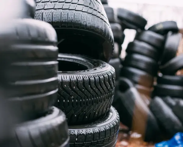 Pile di gomme M+S senza fiocco di neve, pronte per affrontare ogni condizione stradale.