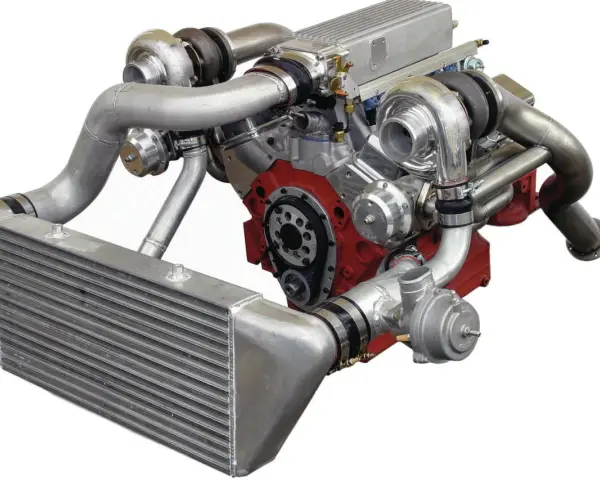 Motore V8 con doppio turbo e intercooler. L'intercooler a cosa serve? Raffredda l'aria compressa dai turbo per aumentare la potenza.