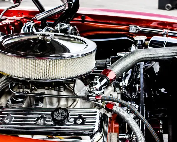 Motore cromato lucido, con filtro aria rotondo e tubi intrecciati. Un esempio di come si misurano i cavalli di un motore, con dettagli che ne esaltano la potenza.