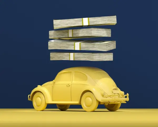 Un'auto gialla sotto quattro pile di banconote. Forse questi sono i veri "cavalli" di una macchina, il denaro necessario per acquistarla.