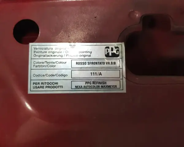 Etichetta su Fiat 500 rossa: codice colore "Rosso Sfrontato VR.B/B", codice 111/A.