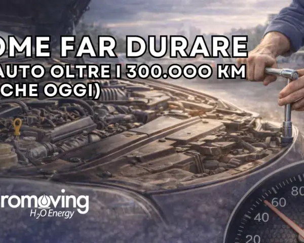 Un meccanico lavora sul motore di un'auto. L'immagine suggerisce come un motore diesel possa superare i 300.000 km.