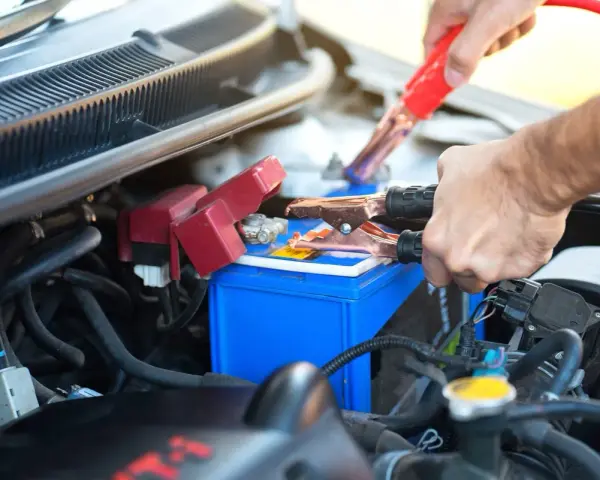 Collegamento cavi batteria auto, forse per risolvere i sintomi di una batteria in corto.