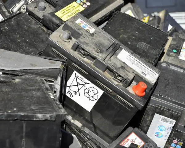 Pile di batterie per auto usate, pronte per il corretto smaltimento. Dove smaltire batteria auto? In centri di raccolta specializzati.