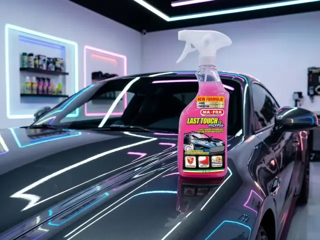 Un'auto scura riflette luci al neon, mentre una bottiglia di cera per auto promette una finitura perfetta con la sua color magic.