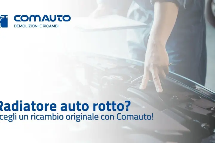 Meccanico controlla motore auto, suggerendo ricambi originali Comauto per risolvere problemi di perdita liquido refrigerante.
