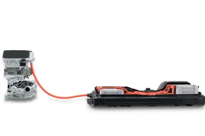 Componenti di un'auto elettrica: motore e pacco batterie. I cavalli e i kW sul libretto definiscono la potenza.