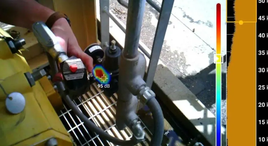 Rilevamento di una valvola pneumatico perde con un'emissione sonora di 95 dB, evidenziata da una mappa termica.