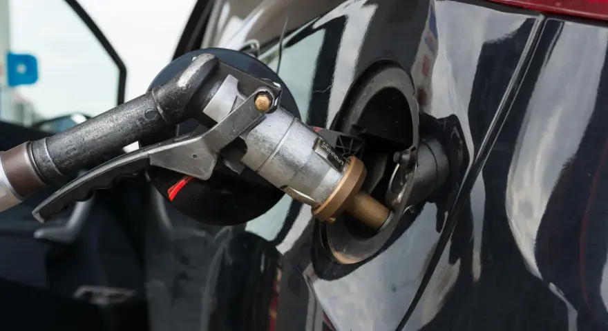 Ugello di rifornimento GPL inserito nel serbatoio di un'auto a benzina e GPL.