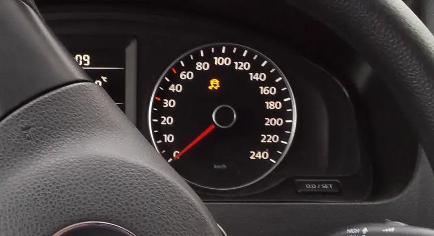 Cruscotto auto con spia ESP accesa, indicando un problema con il controllo di stabilità.