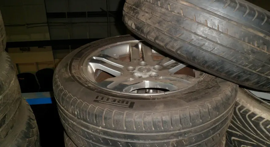 Pneumatici usurati in pila, un promemoria visivo su quando cambiare le gomme per la sicurezza stradale.