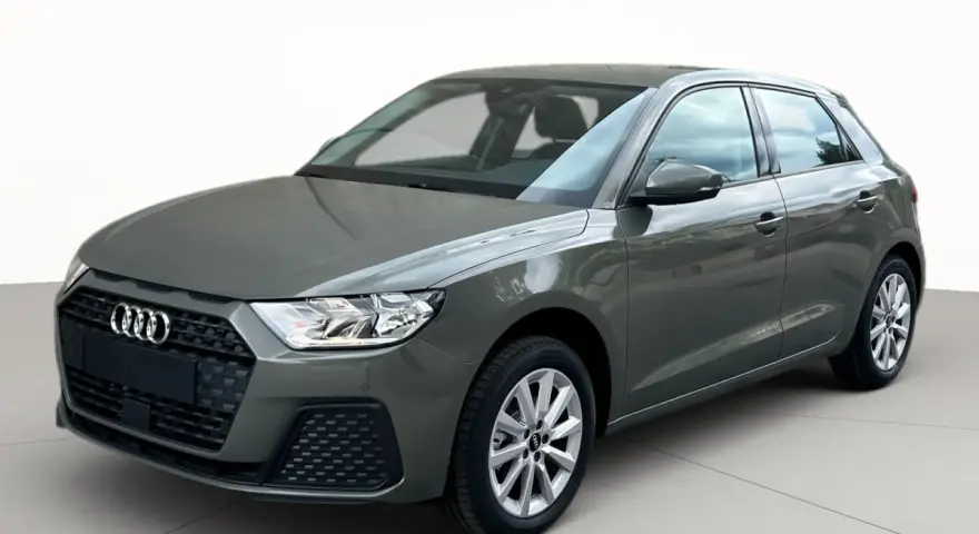 Audi A1 in un elegante color titanio, con linee moderne e cerchi in lega argentati.