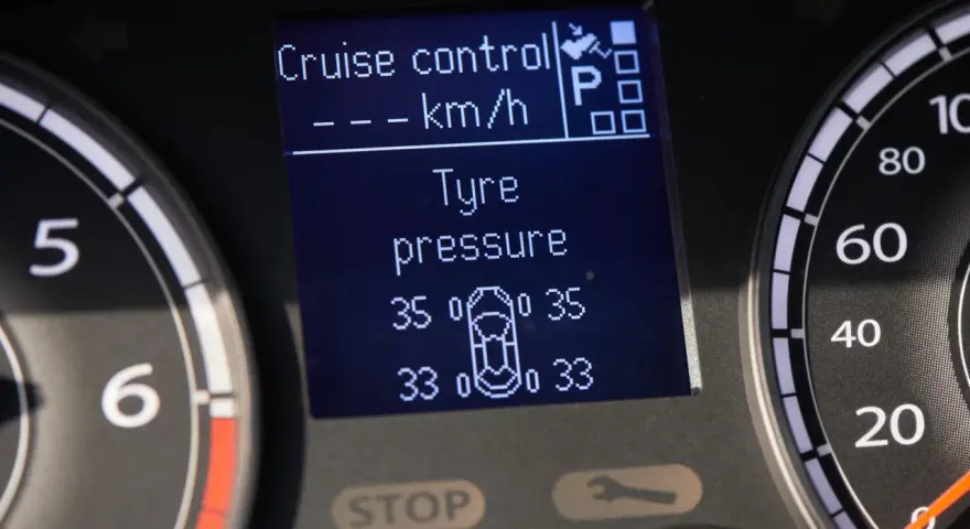 Cruscotto auto: Cruise control attivo, ma attenzione alla pressione pneumatici bassa. Cosa fare? Controllare e gonfiare gli pneumatici.