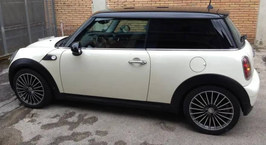 Mini Cooper bianca con tetto nero, cerchi in lega. Il codice colore si trova solitamente su un'etichetta nel vano motore o nel montante della portiera.